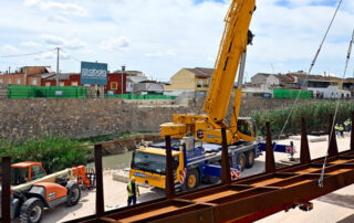 Las obras del puente de El Raal avanzan con el izado de sus cerchas principales