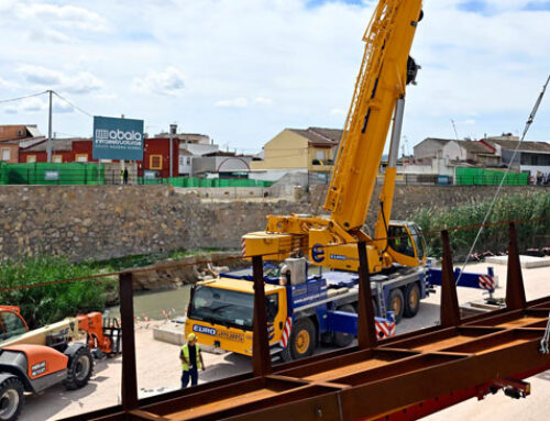 Las obras del puente de El Raal avanzan con el izado de sus cerchas principales