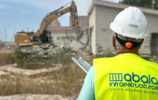 Comienzan las obras de rehabilitación del edificio de la Fábrica de Hielo con el derribo del Grupo de Empresas de las Salinas