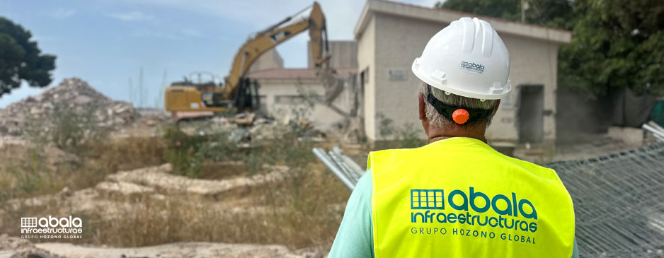 Comienzan las obras de rehabilitación del edificio de la Fábrica de Hielo con el derribo del Grupo de Empresas de las Salinas